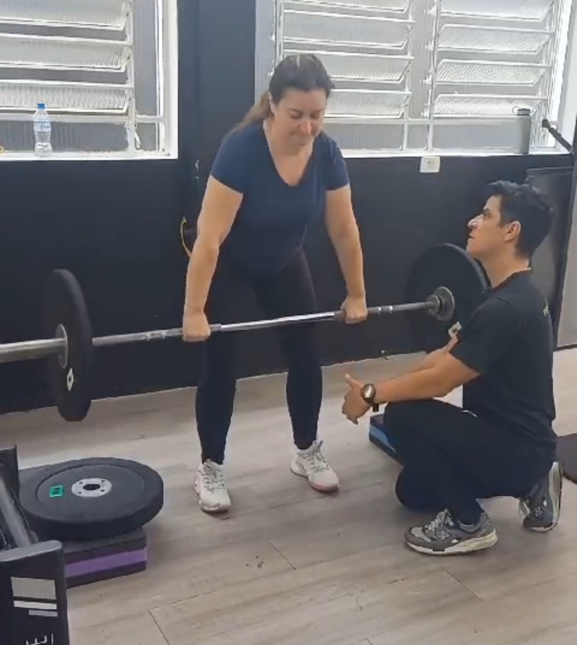 Aluna em treino de levantamento terra com acompanhamento personalizado do personal trainer na Corpus Balance